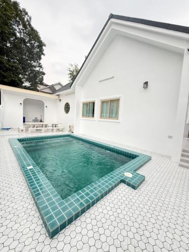 Saen Suk Villa | วันบางแสนพูลวิลล่า One Bangsaen Poolvillas