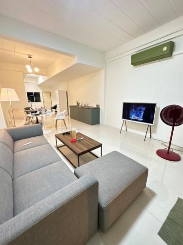 Nong Pla Lai Apartment | 2BR Workation Home Office - Weekly & Monthly