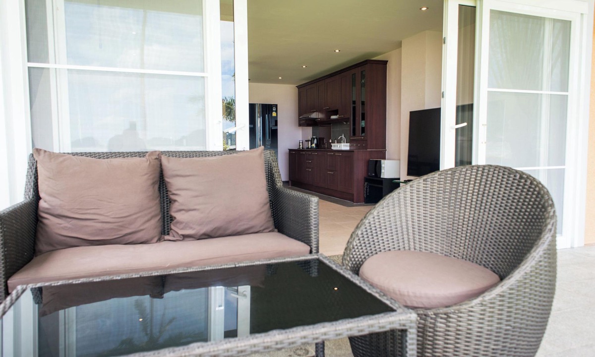 Klong Son Villa | 3-bedroom beachfront villa in charming Koh. Californian owned and managed