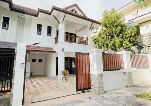 Karon Villa | 3 Bedroom Renovated Villa 3 minutes to the beach