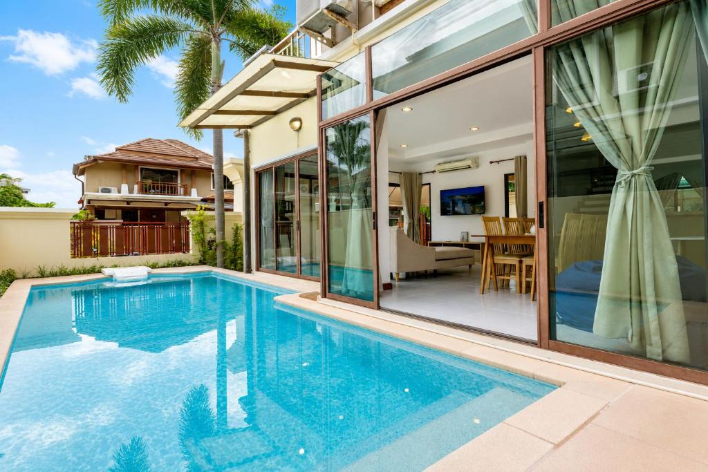 Nanai Road Villa | 3 BR Pool Villa Aroonpat in center of Patong