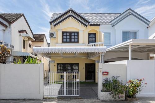 Bang Na House | 3Bedrooms, Pet friendly, 5min drive to BTS Udomsuk