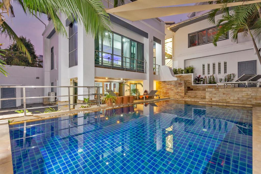 Pratumnak Hill Villa | 4-Bed Luxury Villa - Pattaya - sleeps 8