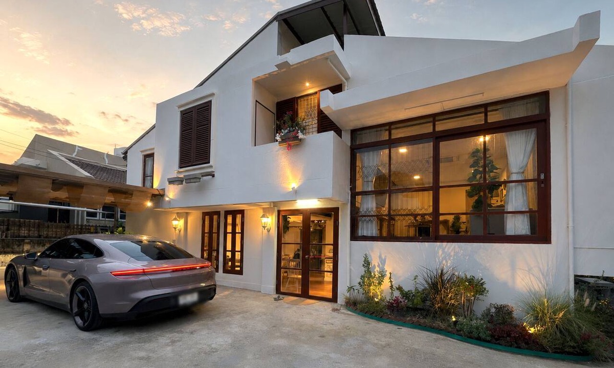 Huai Khwang House | 4-bedroom Spanish Hacienda 10 mins MRT Huaykwang/JODD Fair/RCA