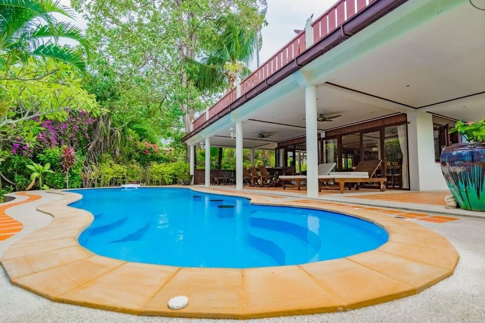 Bang Po Villa | ❤️ 4 BR Beachside Villa ⛱ 1 Min Walk To Beach, Shops & Restaurants ✅ FREE Kayaks