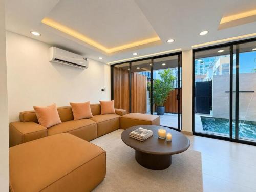 Rama 9 Apartment | 5 Bedroom Central Bangkok Pool Villa with Netflix