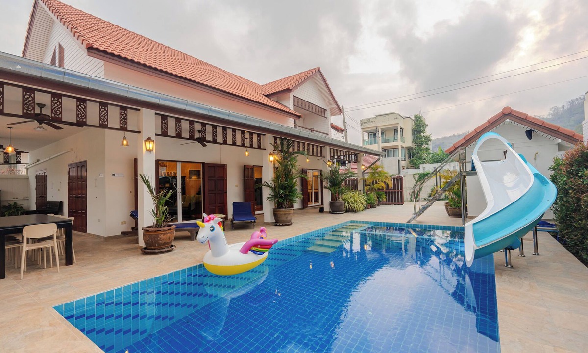 Nong Kae Villa | A villa in the heart of Hua Hin, 3.5 km from Beach with a private swimming pool.