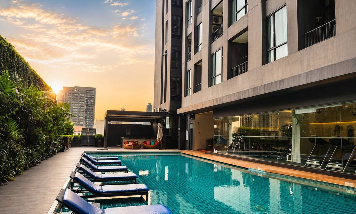 Khlong Tan Nuea Apartment | Balcony & Kitchen · Pool, Gym, Fast Wi-Fi