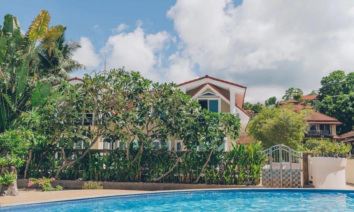 Moo 5 Villa | Beachfront 3-BR Art-villa