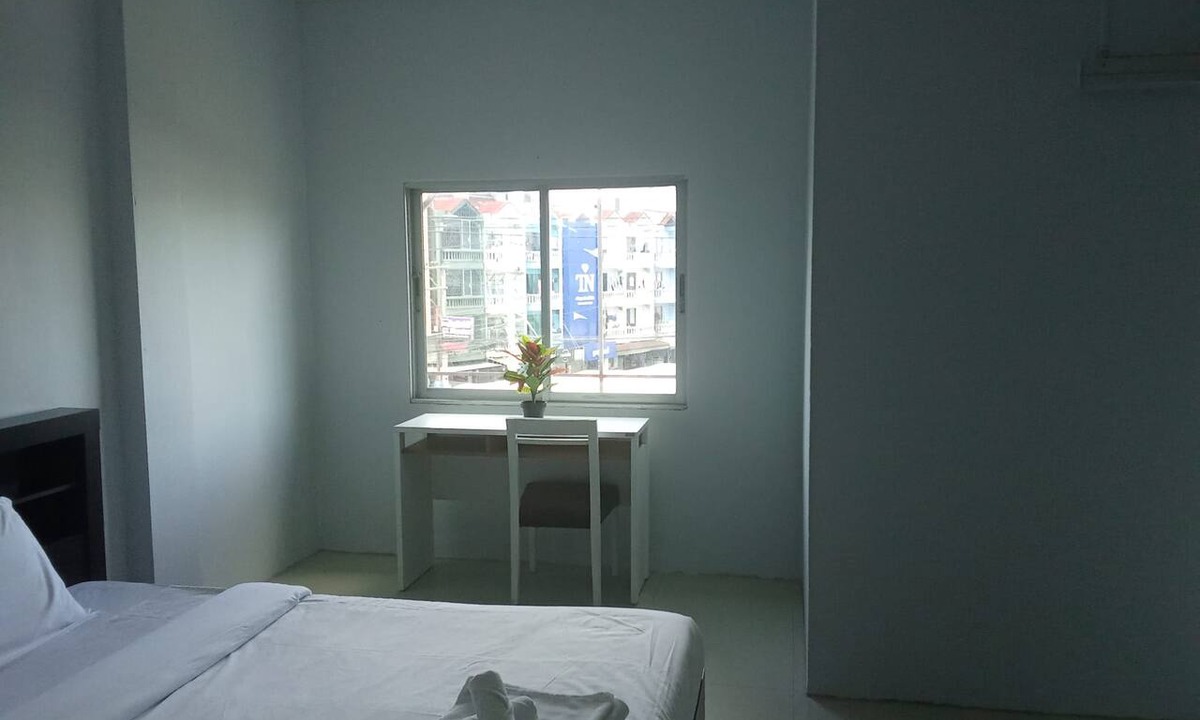 Pattaya Bay Apartment | bed room with full facture nd air-condition