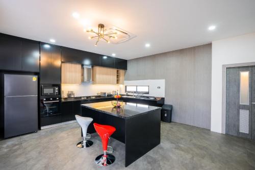 Bang Sare Villa | BOSS Luxury PoolVilla Pattaya Bang Saray Beach 8 Bedrooms