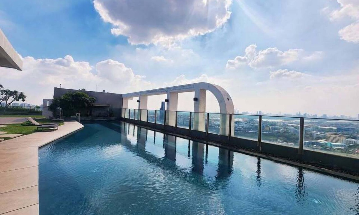 Sukhumvit Apartment | Bright 1-bedroom condo for up to 2 guests at Aspire Sukhumvit 48. Includes a separate bedroom, living area, kitchen, washing machine, balcony, city view, and access to pool, gym, lobby and shared building facilities.