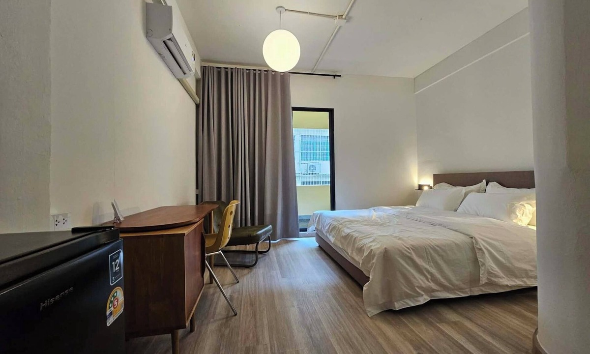 Si Yaek Maha Nak House | Brown H