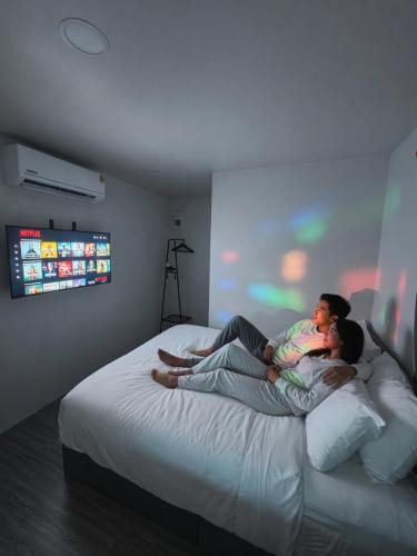 Ao Nang Ski Chalet | Cloud Bed Ao Nang- Comfort bed, High Speed internet, Smart Tv