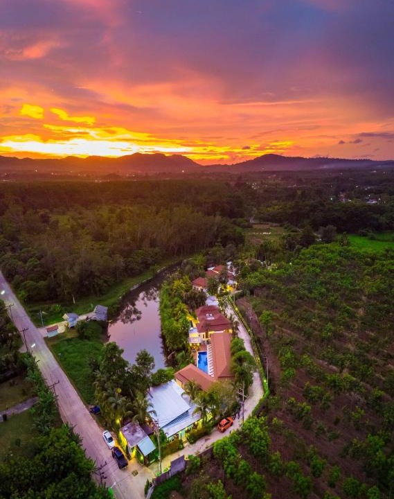 Thep Kasattri Hotel | Colorful Pool Villa