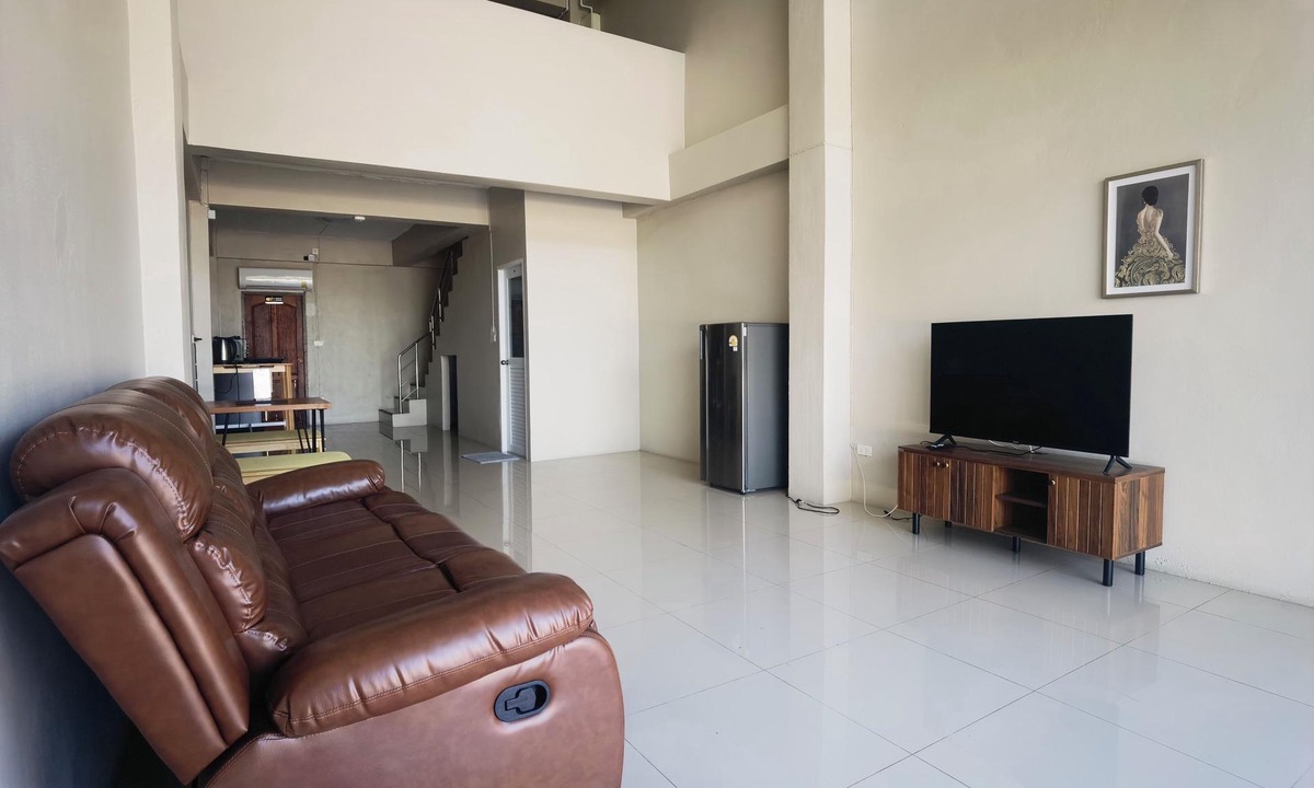 Nakhon Chai Si House | Cozy 2-bedroom building in tranquil Tambon Ngiu Rai with WiFi, AC