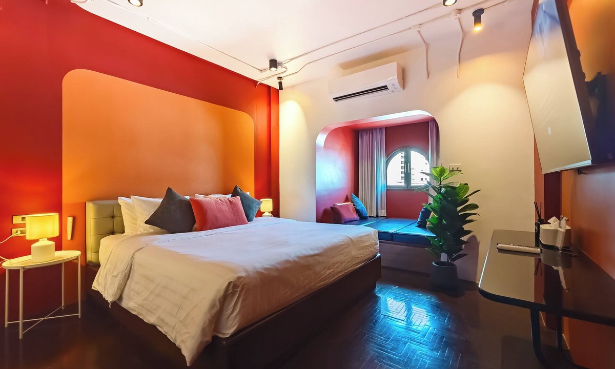 Thapae House | DAY & NIGHT by THE MOMENT