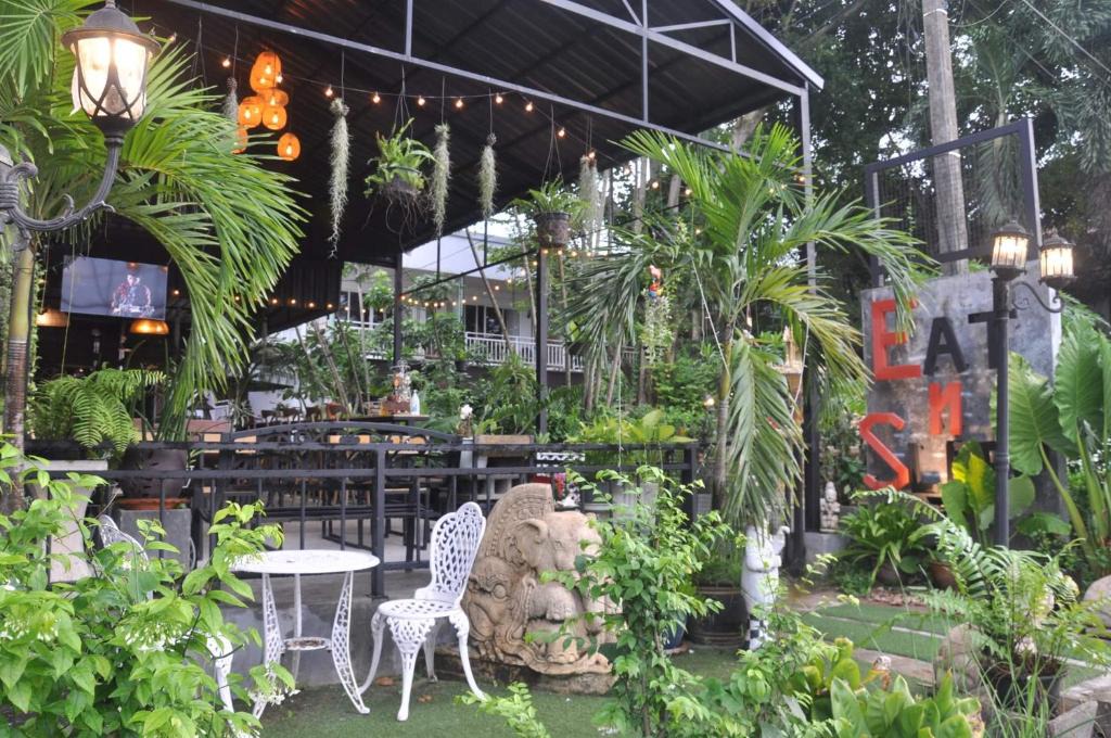 Phuket Hotel | Eat n Sleep