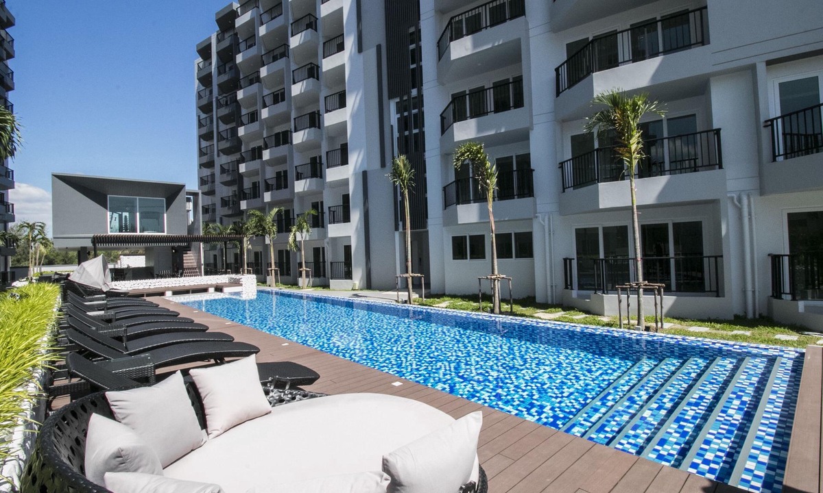 Kram Condo | Family 2 bdrm Private zone, Kitchen, High speed Wi-Fi near the lake and Beach