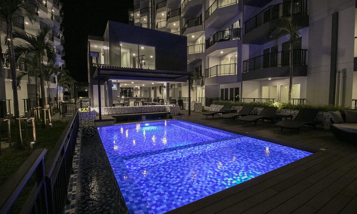 Kram Condo | Family 3 bdrm Sunset view, Balcony, Near the beach, Wi-Fi, Pools, Gym & Kitchen