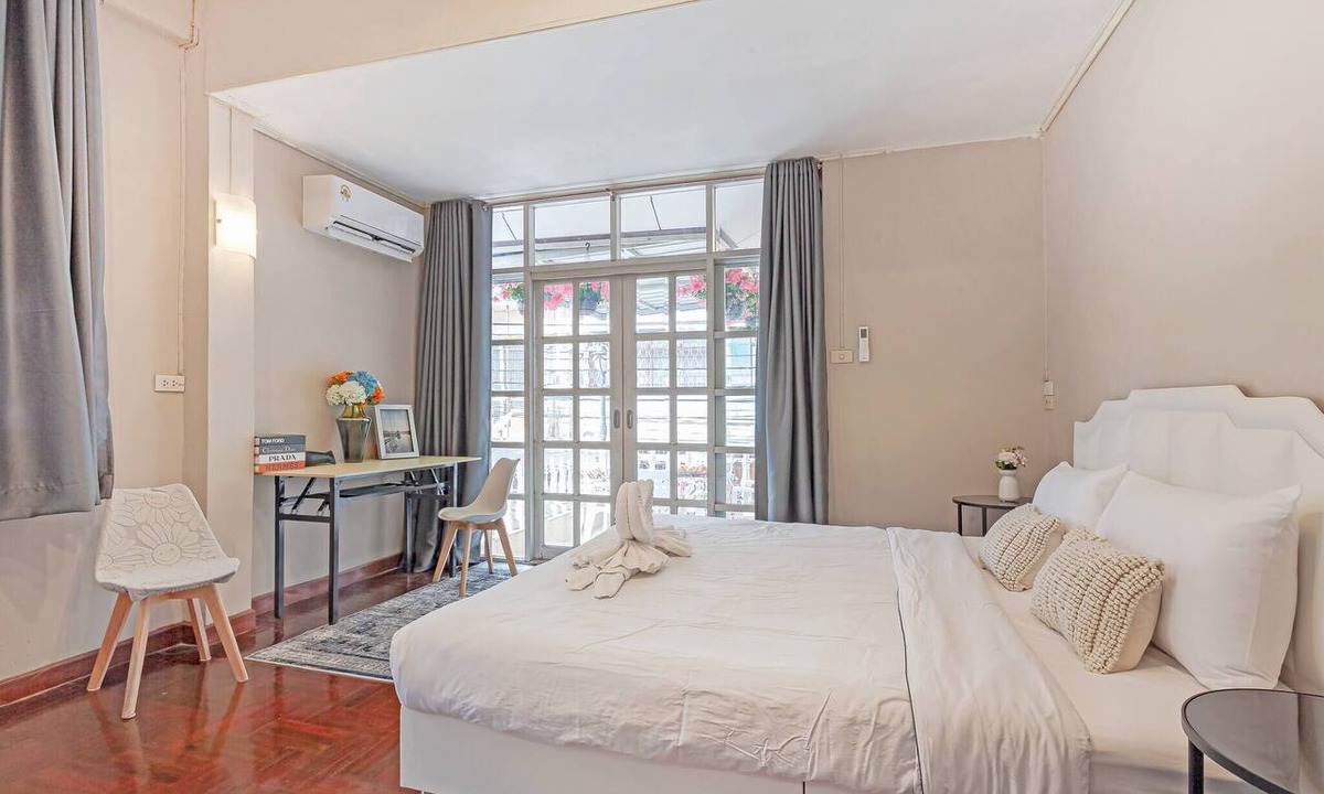Khlong Tan House | Large House in the Middle of Sukhumvit 22 for Family