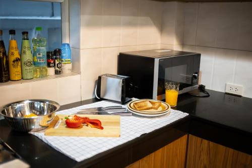 Khlong Tan House | Low-Rise House for Groups Near BTS & EmDistrict For Spacious Cozy Stay