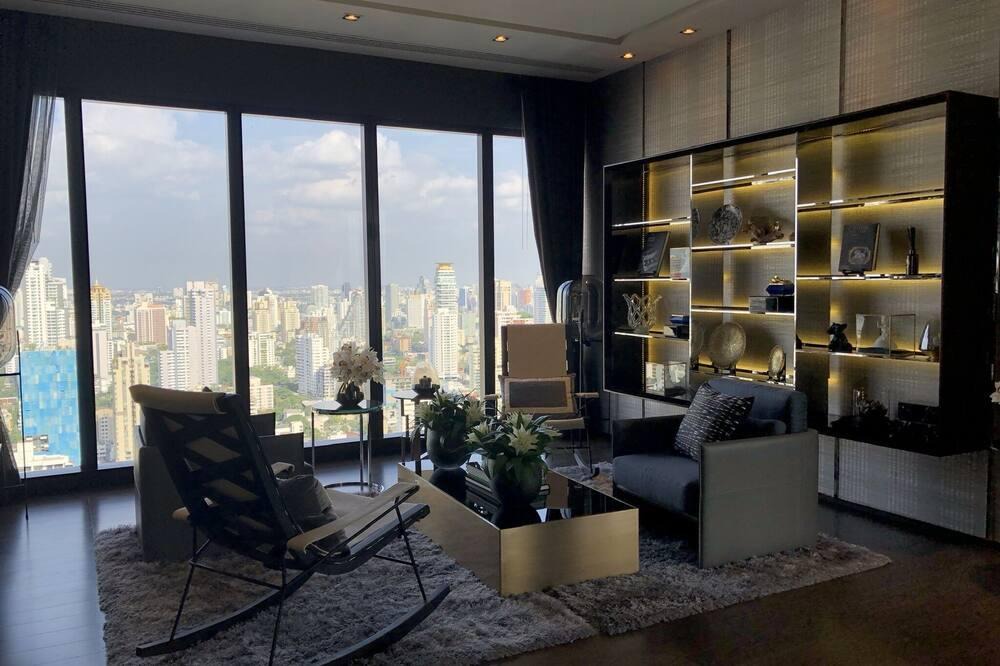 Khlong Toei Nuea Apartment | Luxurious & Romantic in the Heart of BKK. MRT/BTS!