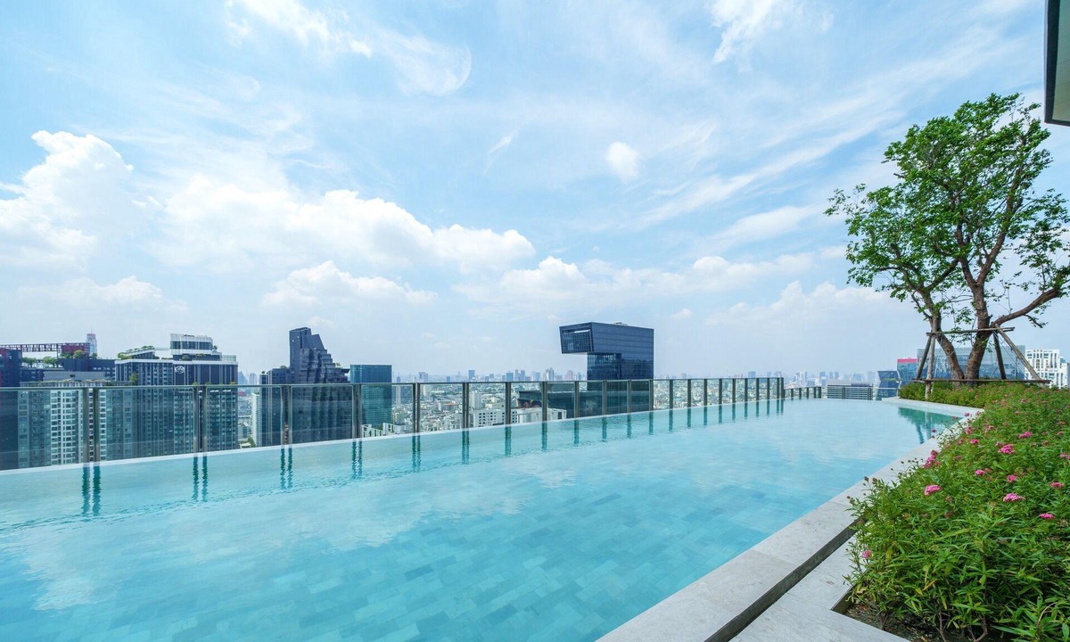 Rama 9 Apartment | Luxury 1-bedroom w/Wifi, Standing Desk & Infinity Pool, 100m from MRT & Shopping