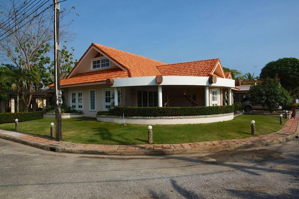 Kram Villa | Luxury 4 bedroom Villa with garden view