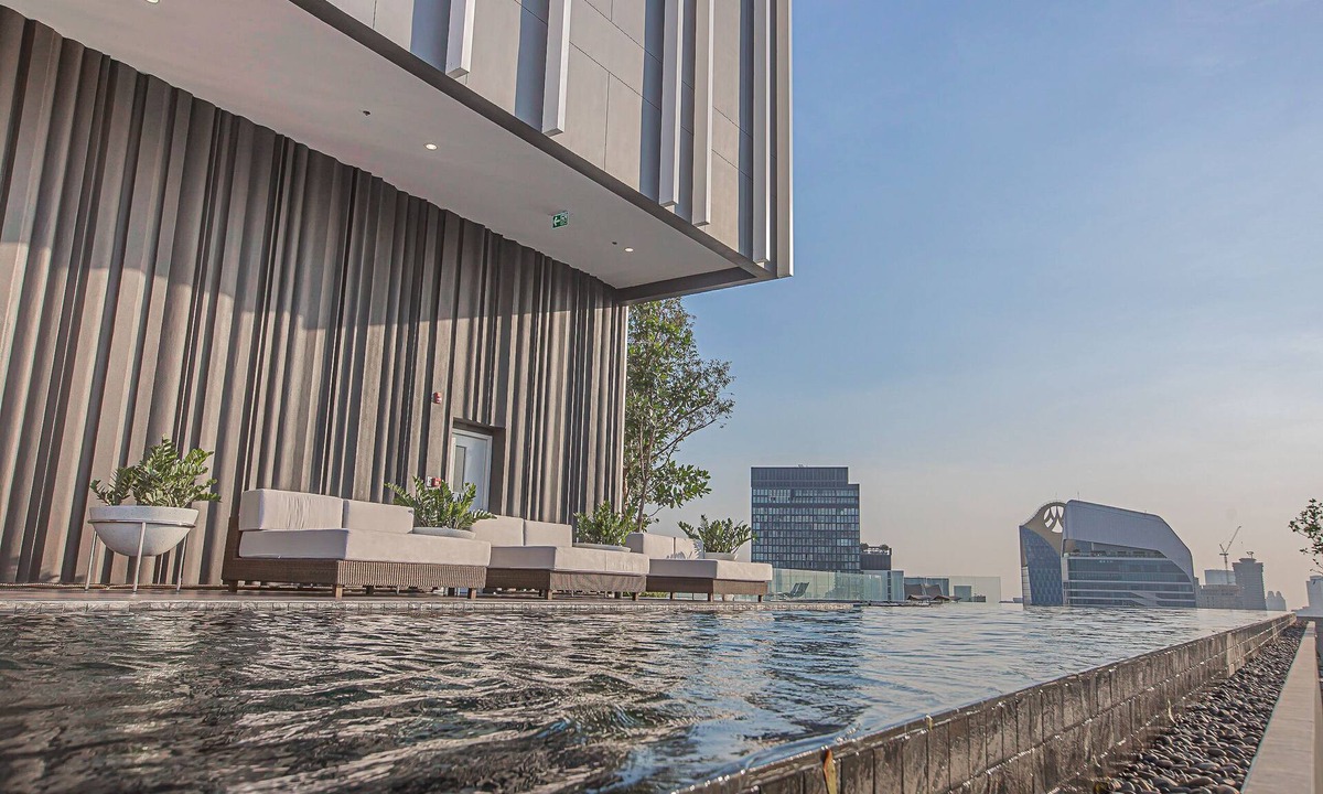 Nana Condo | Luxury Apt. Free Pickup Siam/Central Embassy 无边泳池