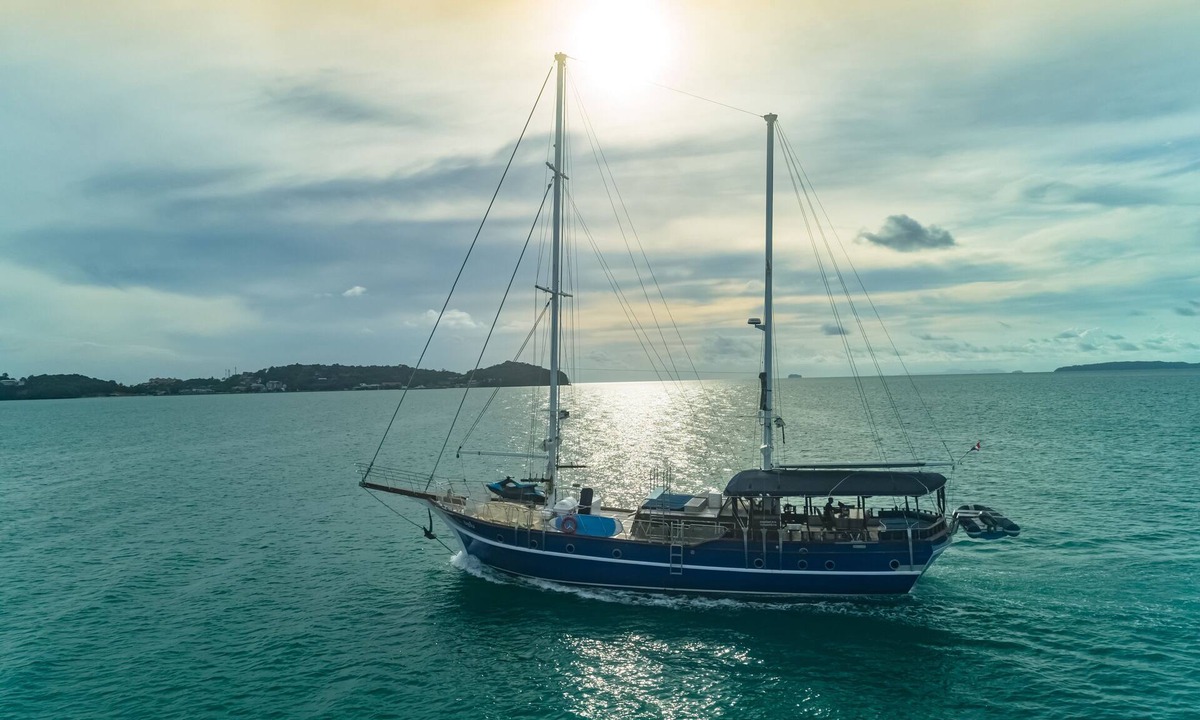 Rawai Boat Rental | Luxury Boat Floating Hotel!