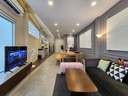 Talat Phlu House | Nice 2-storey townhouse in local neighborhood area