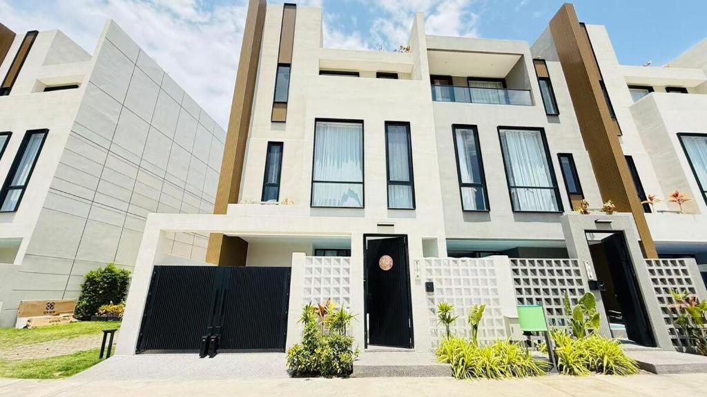 Central Pattaya Villa | NORD House KTV BBQ Terrace Pool Table And Swimming Pool