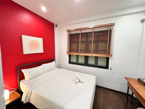 Pom Prap Sattru Phai Hostel | Peace Factory Hostel