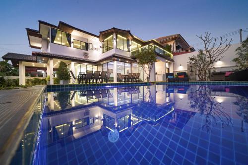 Nong Prue Villa | Phoenix Villa - Luxury Pool Villa with Entertainment Room - 15 minutes from Walking Street
