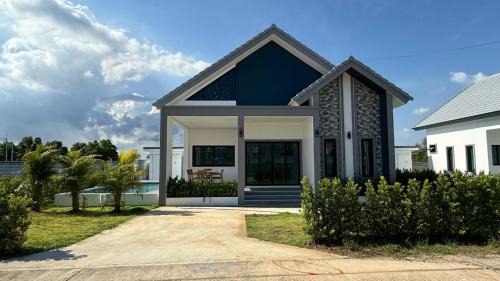 Kram Villa | Pool Villa Maephim 4, by Somjai