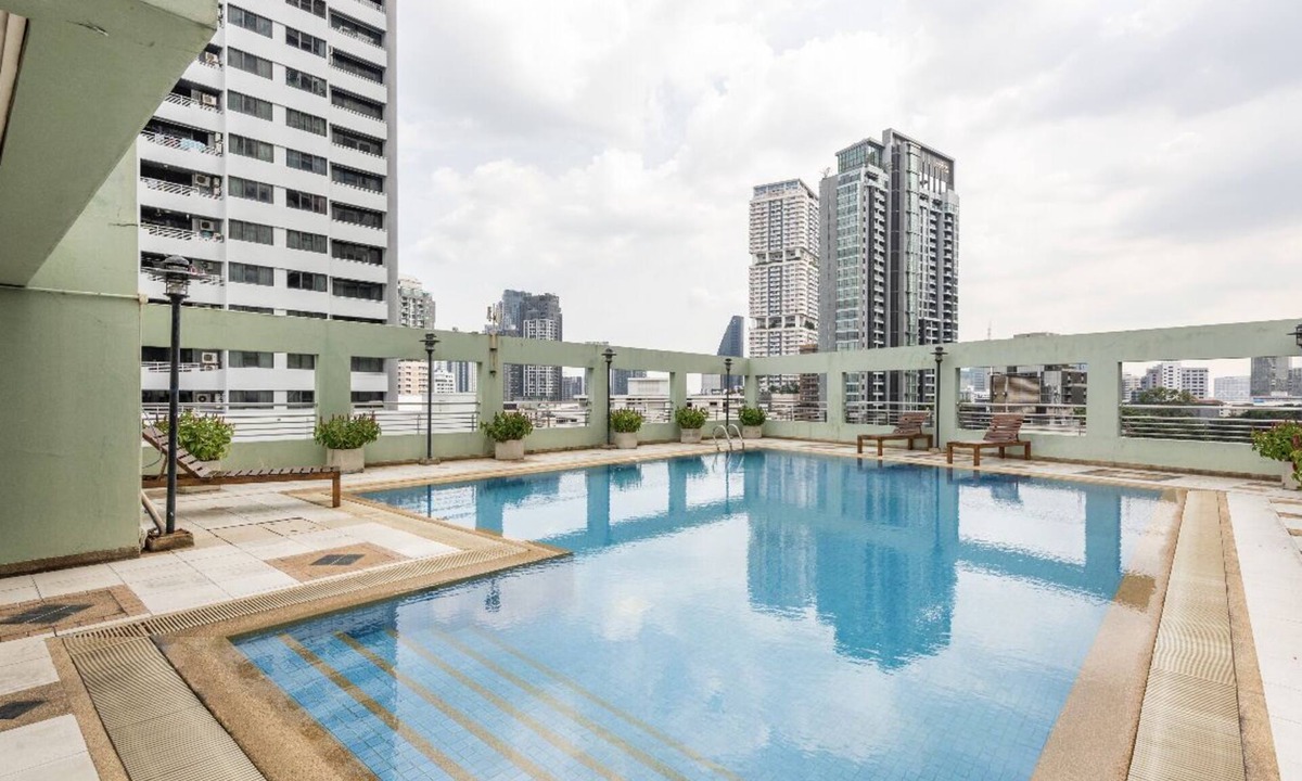 Bangkok Central Business District Apartment | Quiet resident in town. Supermarket N the malls just next door.