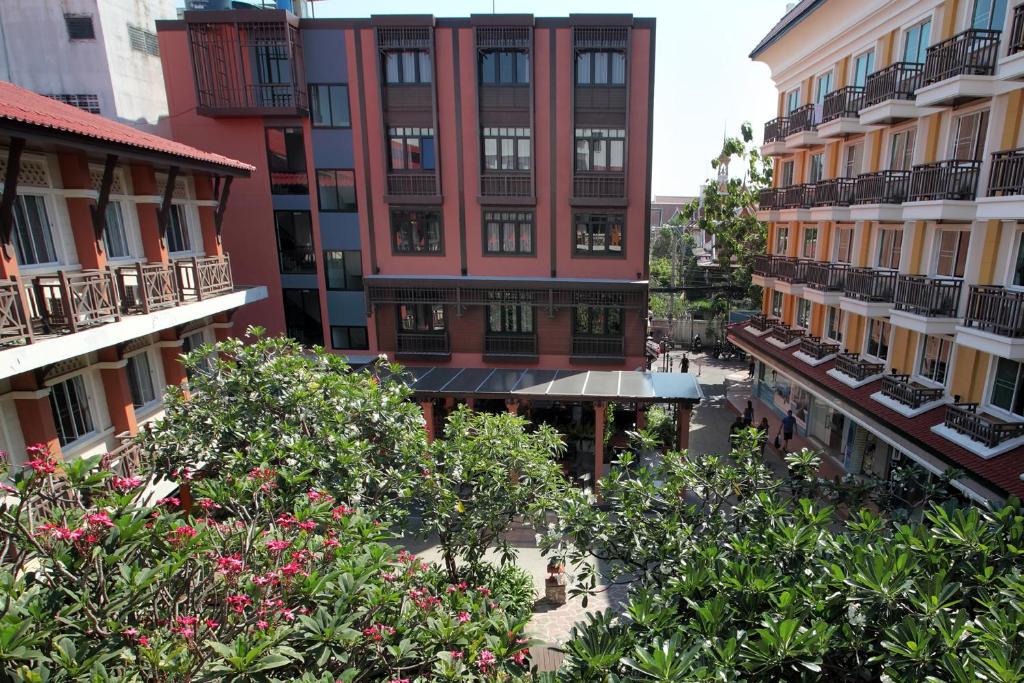 Chana Songkhram Hotel | Rambuttri Village Plaza