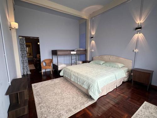 Wang Burapha Phirom House | Room with a Temple View