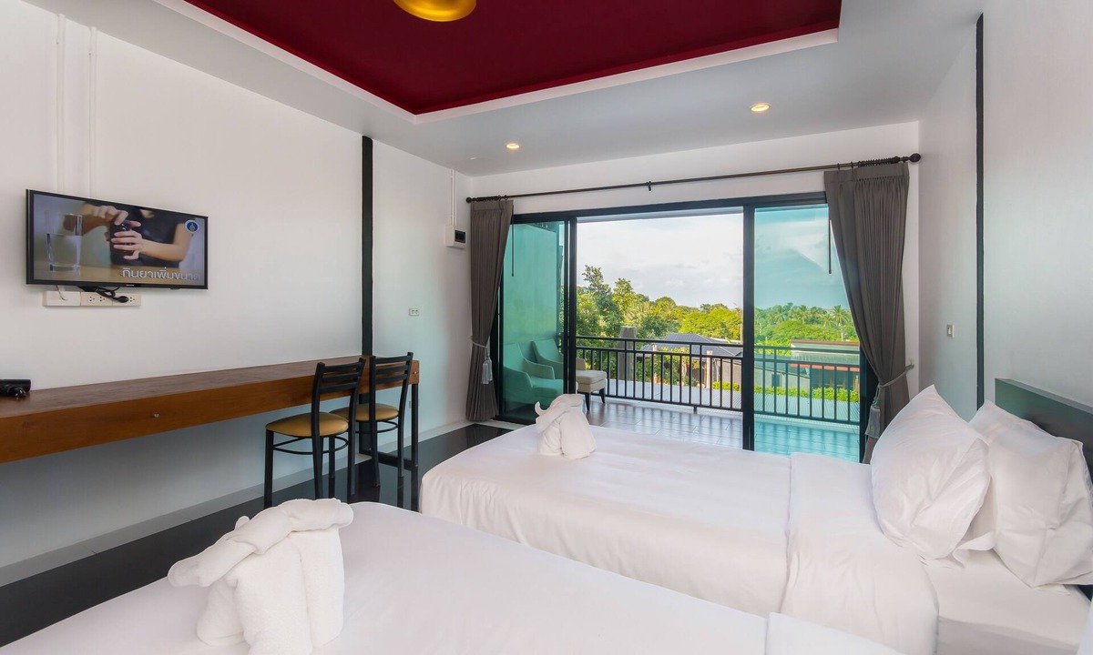 Wichit House | Room with Breakfast · Deluxe with Garden View Room, 16min to Phuket Old Town