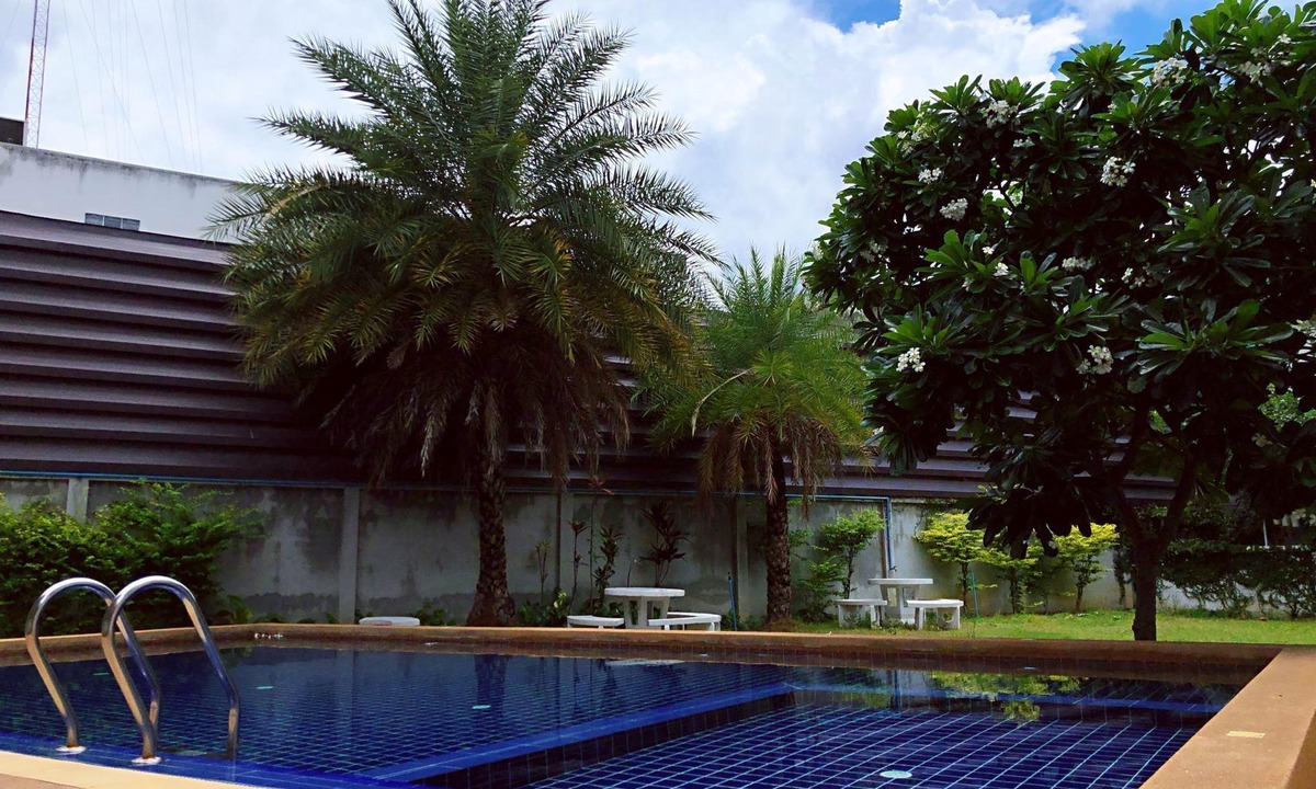 Wua Lai House | Saturday night street nearby home and rooms.