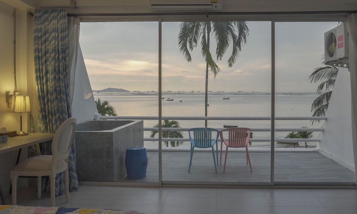 Si Racha Villa | Serenity Beachfront room - Private beach - Near Bangkok/Pattaya