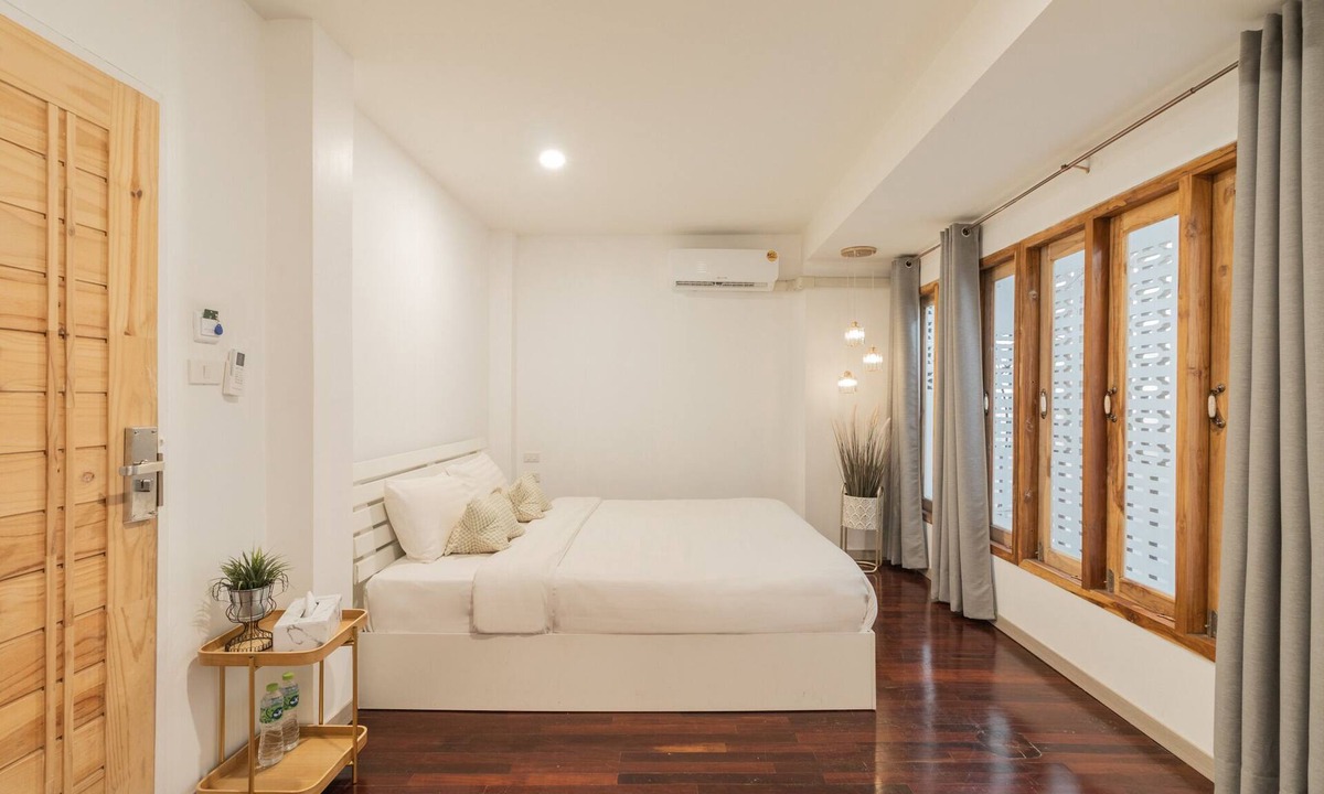 Wua Lai Hotel | Sherva101 Home and Hostel
