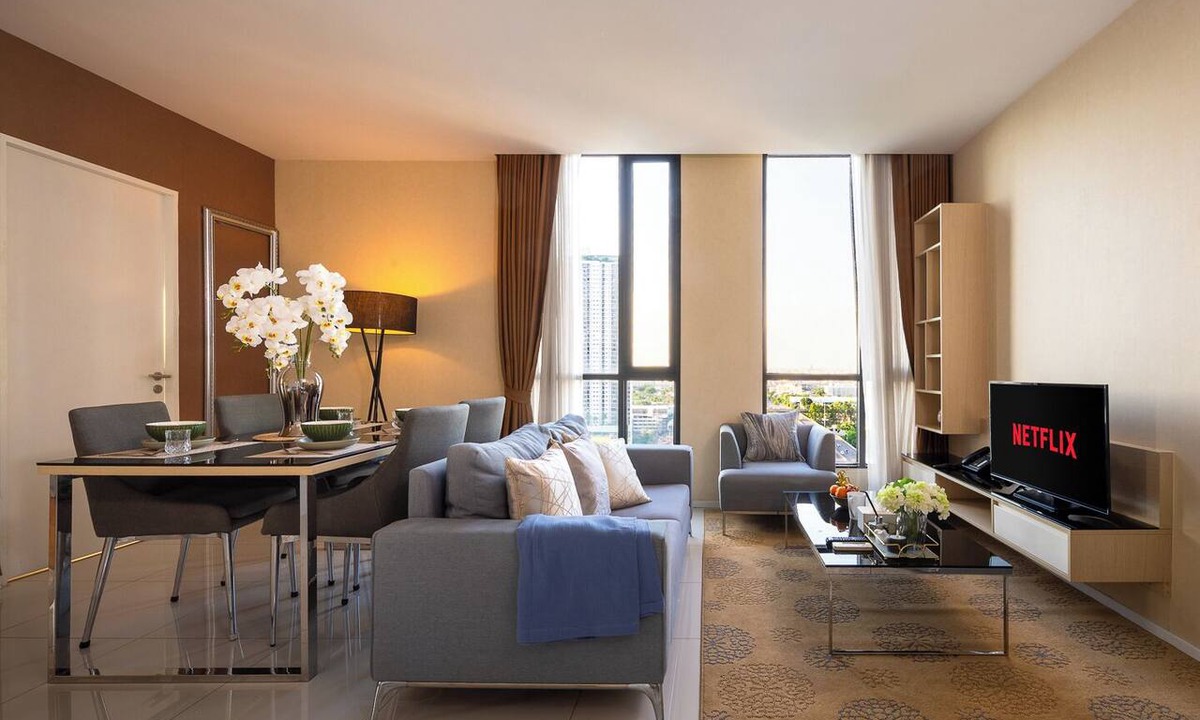Khlong Tan Nuea Condo | Skyline View · Pool, Gym, Fast Wi-Fi
