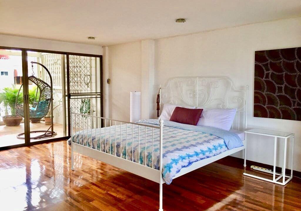 Thung Maha Mek House | Spacious, lovely city townhome ideal for traveling family and friend groups
