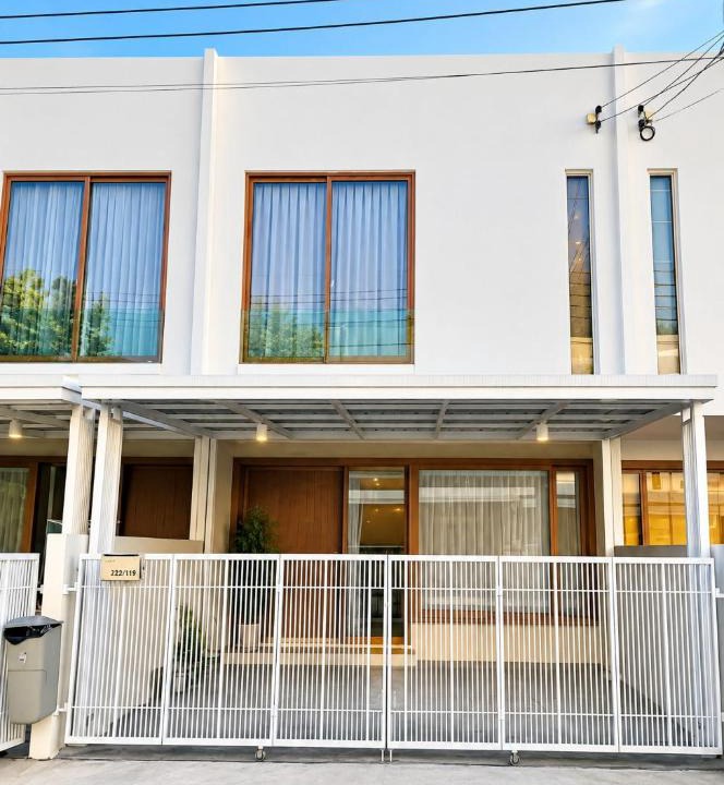Bang Phli House | Spacious 3-Bedroom House with Shared Pool near Mega Bangna