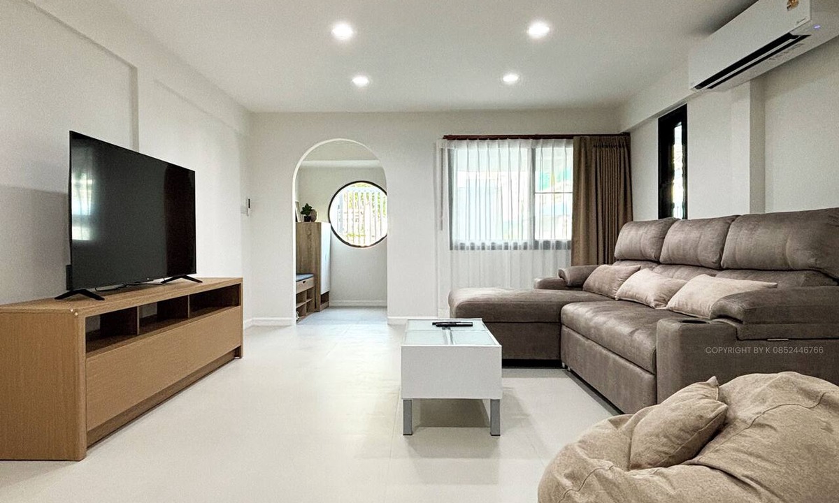 Bang Chak House | Spacious 4-bedroom townhome in Phrakanong with AC near TDPK