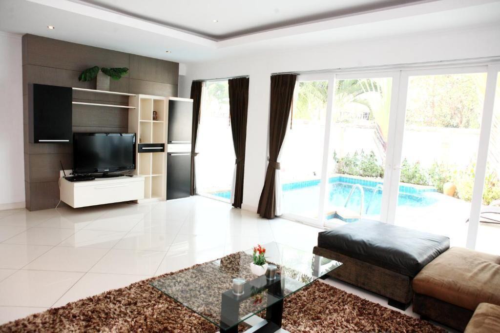 North Pattaya Villa | Spacious Wong Amat 4-Bedroom Pool Villa