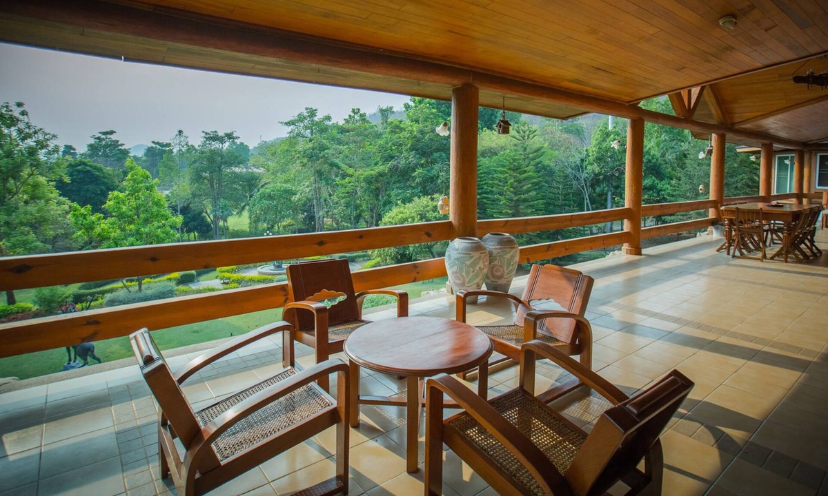 Khanong Phra Hotel | The Log Home Experience Khao Yai