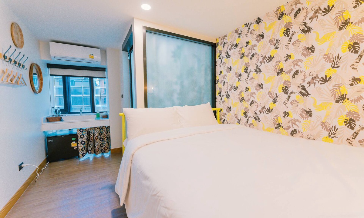 Sri Phum Hotel | The Small Room Queen Bed: Monkey